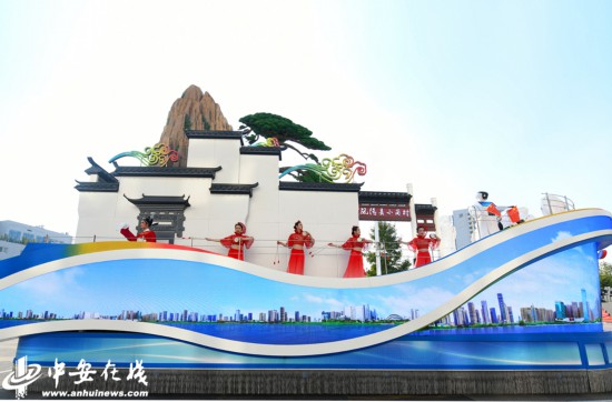 “优美安徽”彩车：展现多姿多彩的徽风皖韵，，奏响争当刷新先锋的时代强音
